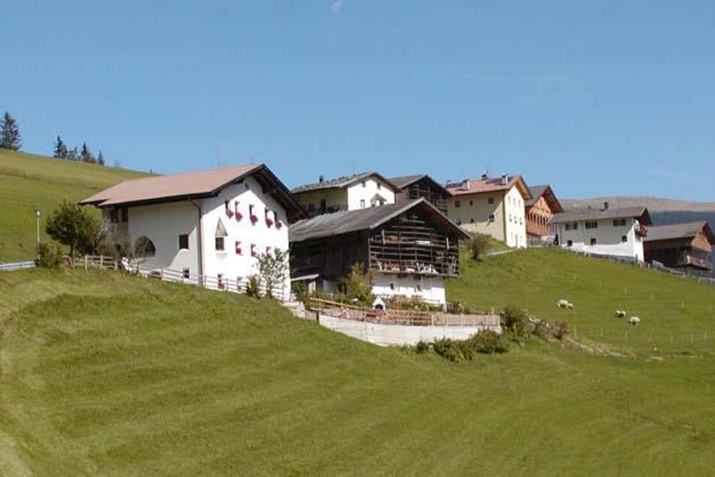 Agriturismo Apartments Tuene Ortisei Extérieur photo